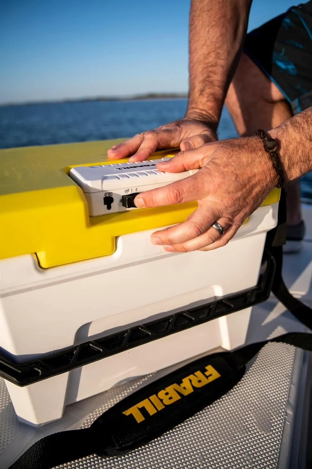 Frabill Magnum Bait Station 13 Quart Live Bait Well, White and Yellow